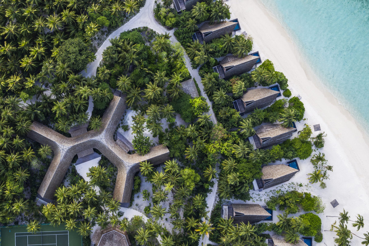 Blick aus der Vogelperspektive auf das Hauptgebäude und die Strand Villen des Luxusresorts St Regis Vommuli auf den Malediven