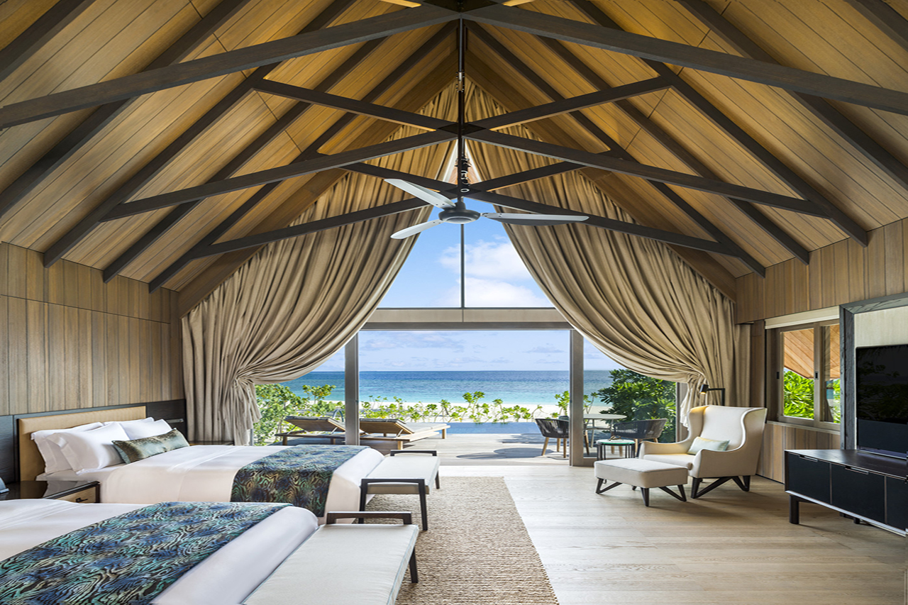 Blick in das Schlafzimmer des Luxusresorts St Regis Vommuli auf en Malediven
