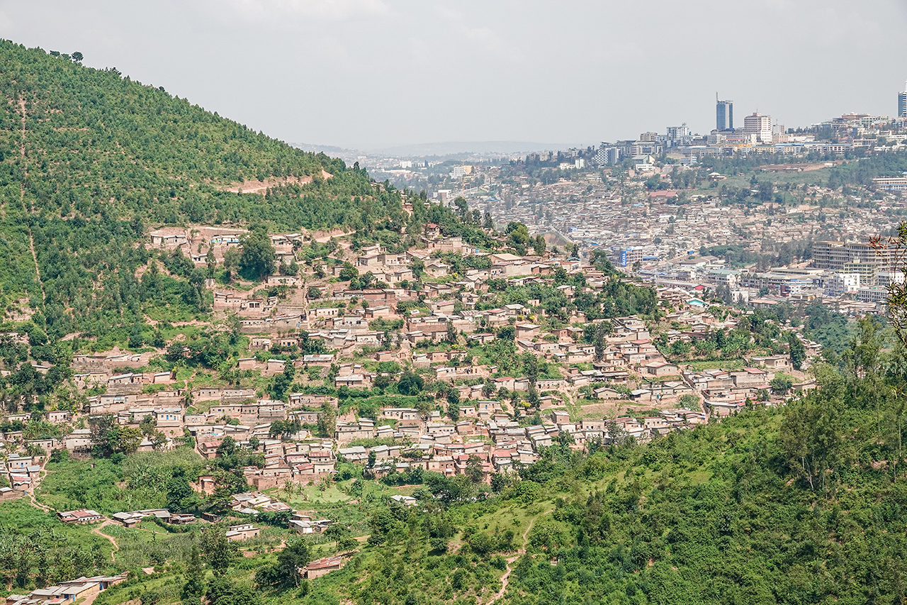 Blick auf alt und neu Kigali Ruanda bei Tag