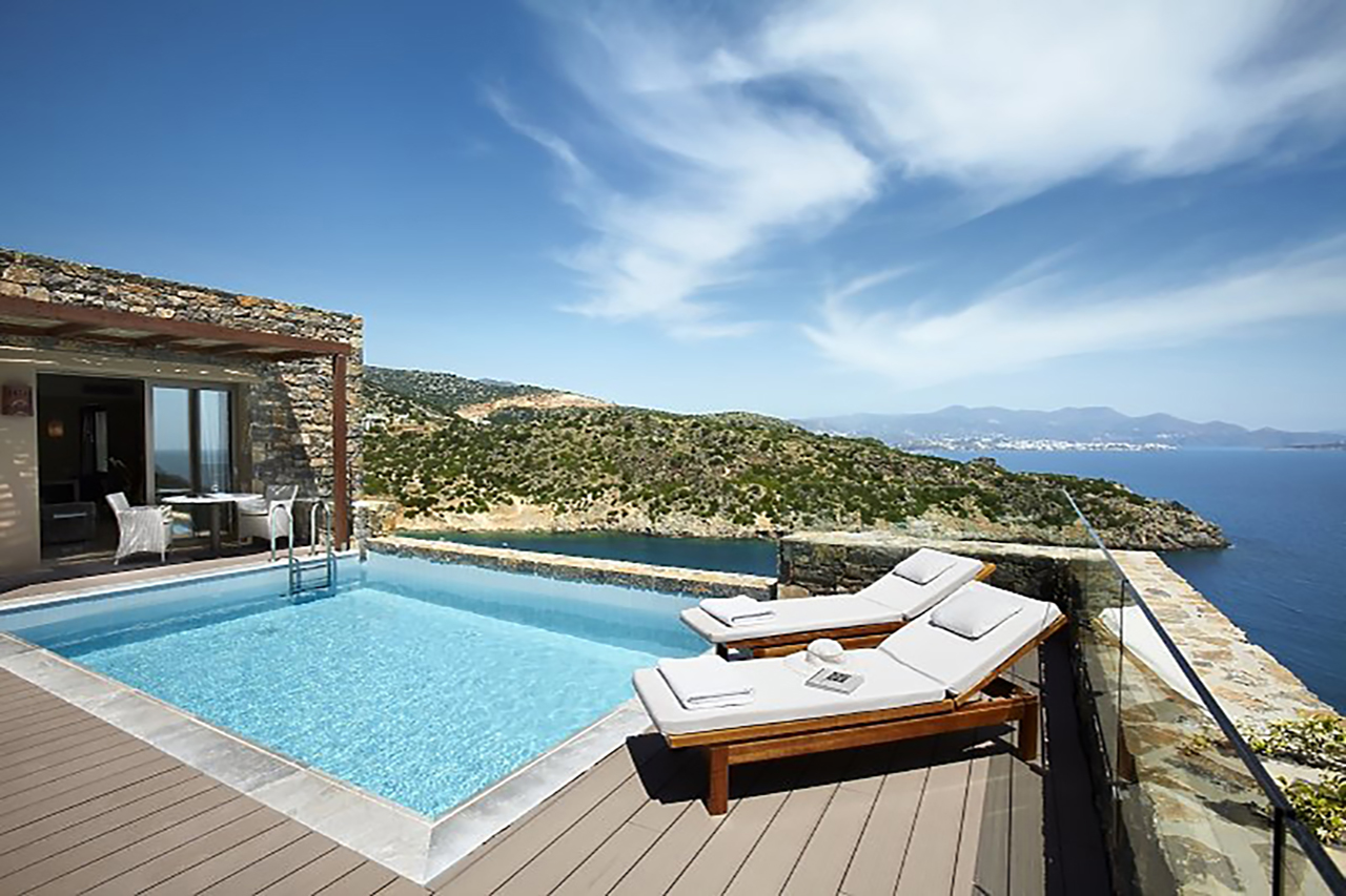 Blick von der Villa auf den privaten Pool im Luxushotel Daios Cove auf Kreta in Griechenland