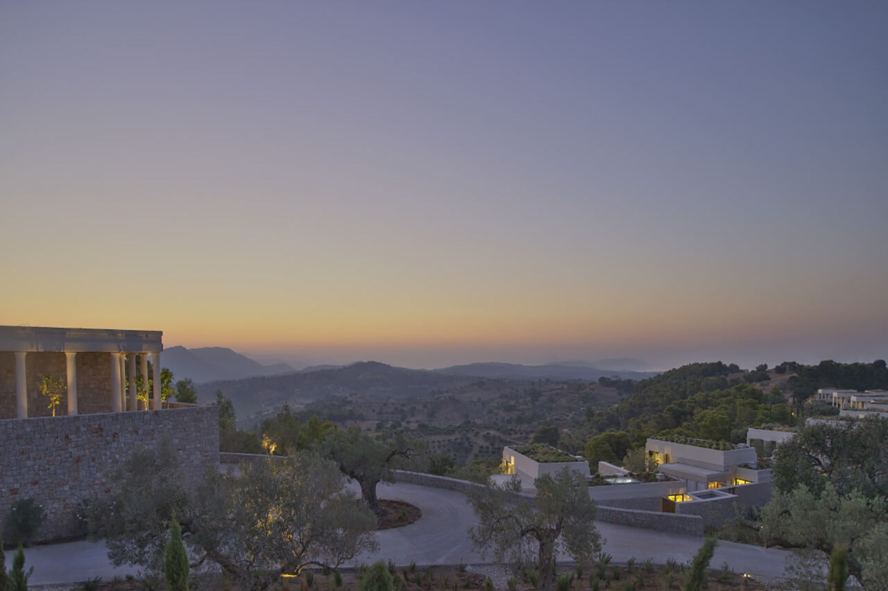 Luxushotel Amanzoe in Griechenland in der Abenddämmerung