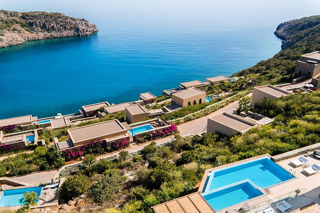 Blick über die privaten Villen auf die Bucht des Luxushotel Daios Cove auf Kreta in Griechenland
