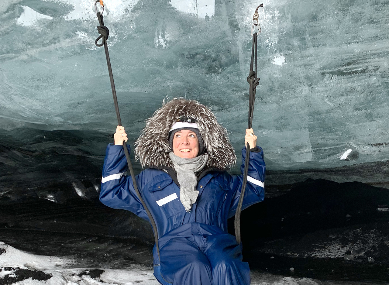 Susanne Reiss Geschäftsführerin von REISS Reisen Luxusreisen in der Eishöhle in Island