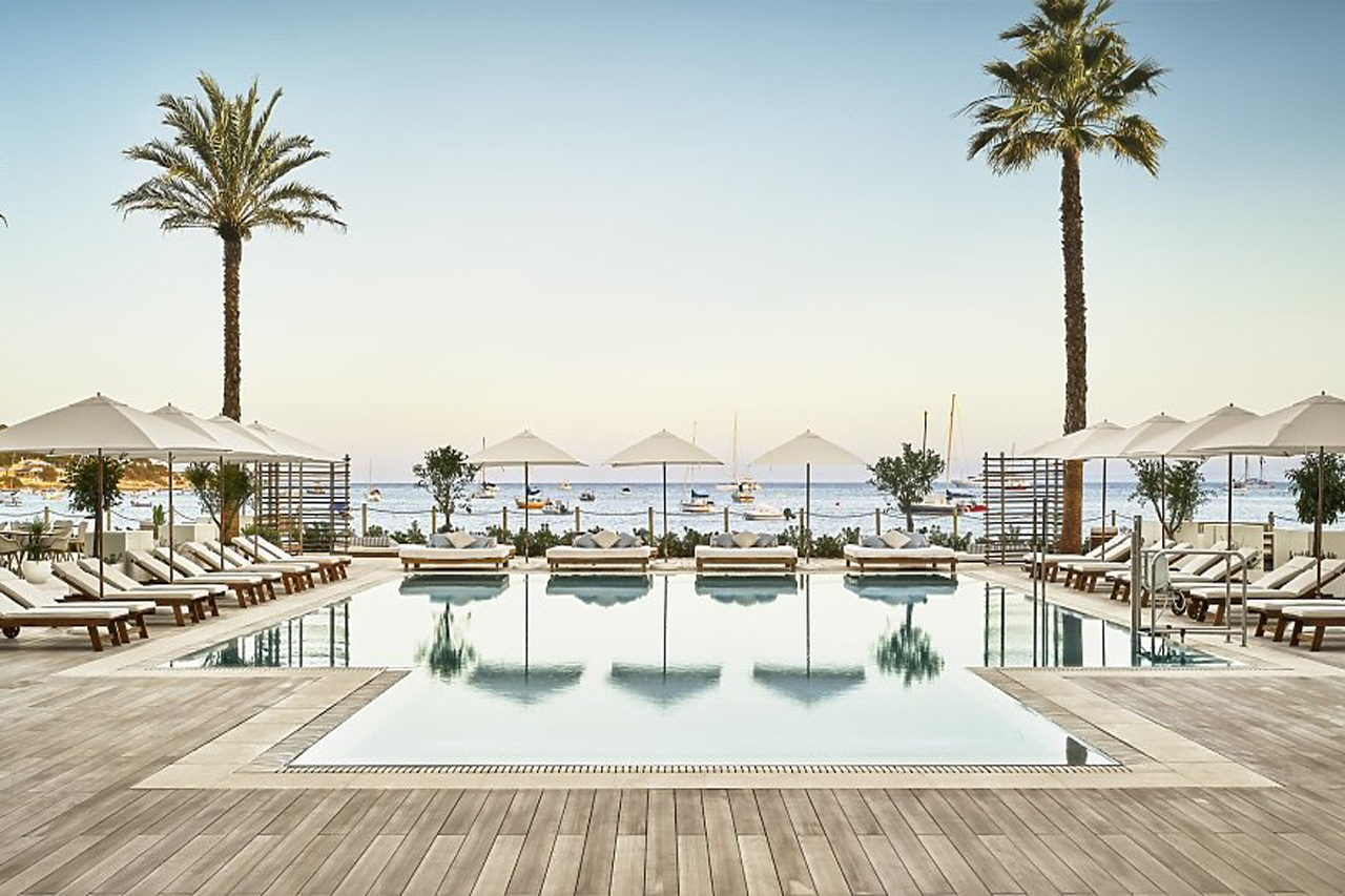 Pool-Deck-Nobu-Hotel-Ibiza-Bay-Reiss-Reisen-Luxushotels-Spanien_Ibiza