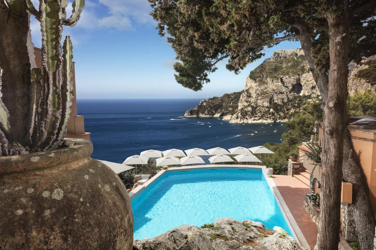 Blick auf die Faraglioni Felsens uf Capri vom Luxushotel Punta Tragara buchbar über Reiss Reisen Luxusreisen