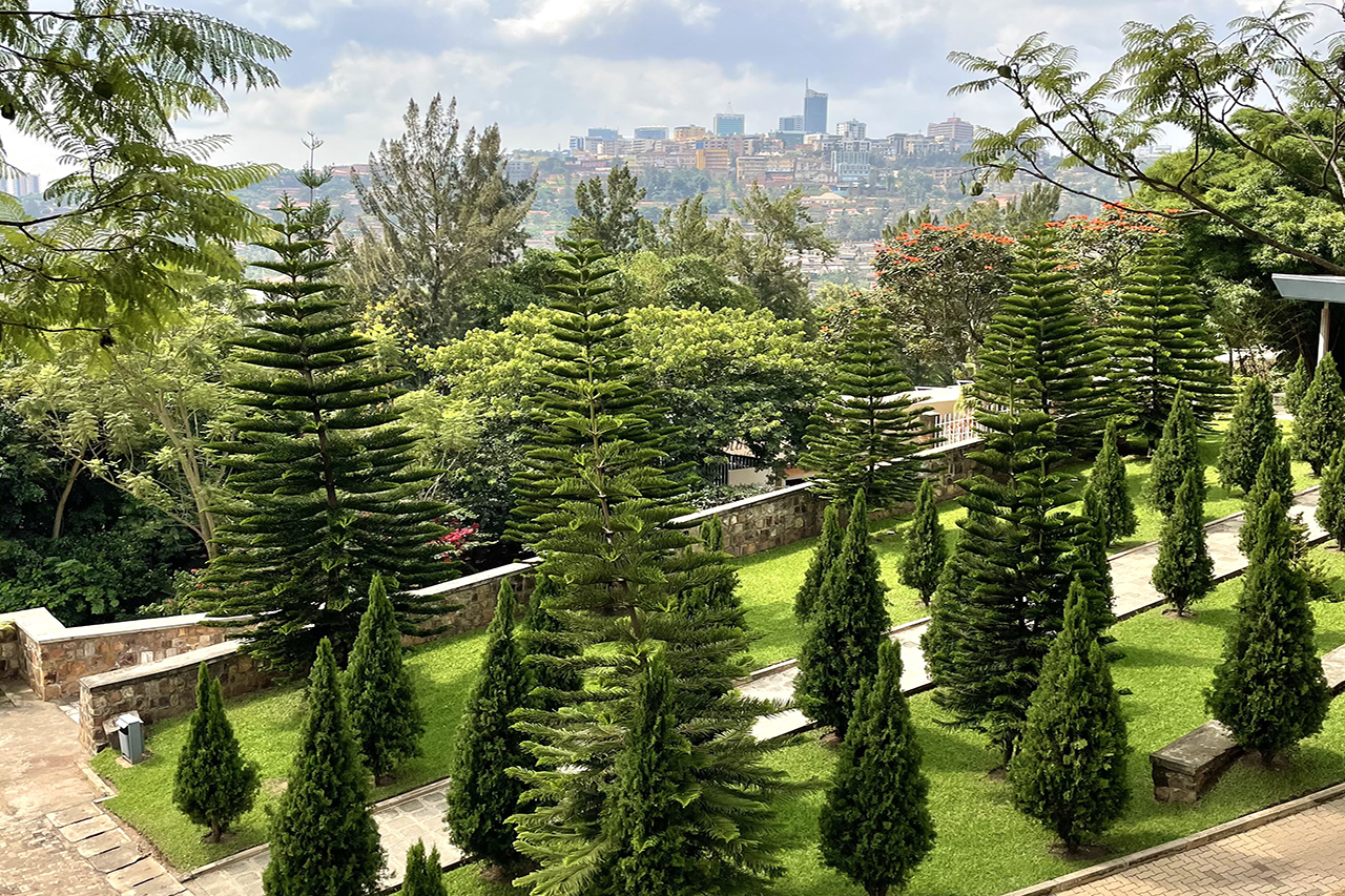 Blick vom Genocide Memorial in Kigali auf Kigali Downtwon, Luxusreise buchbar bei Reiss Reisen