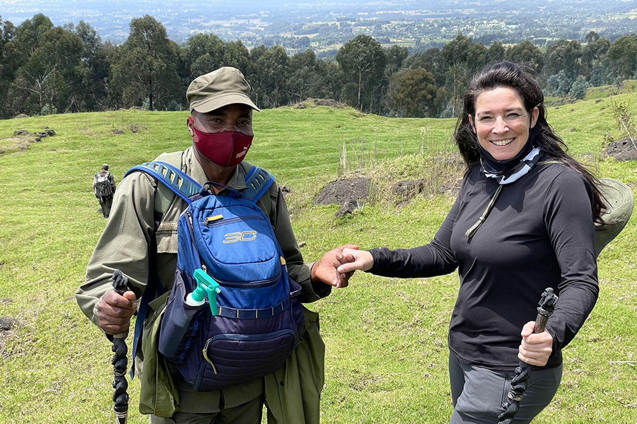 Susanne Reiss beim Trecking zu den Berggorillas in Ruanda Volcanoe Nationalpark mit Träger