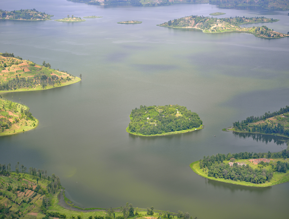 Landschaft in Ruanda aus dem Helikopter fotografiert bei Tageslicht und Sonnenschein