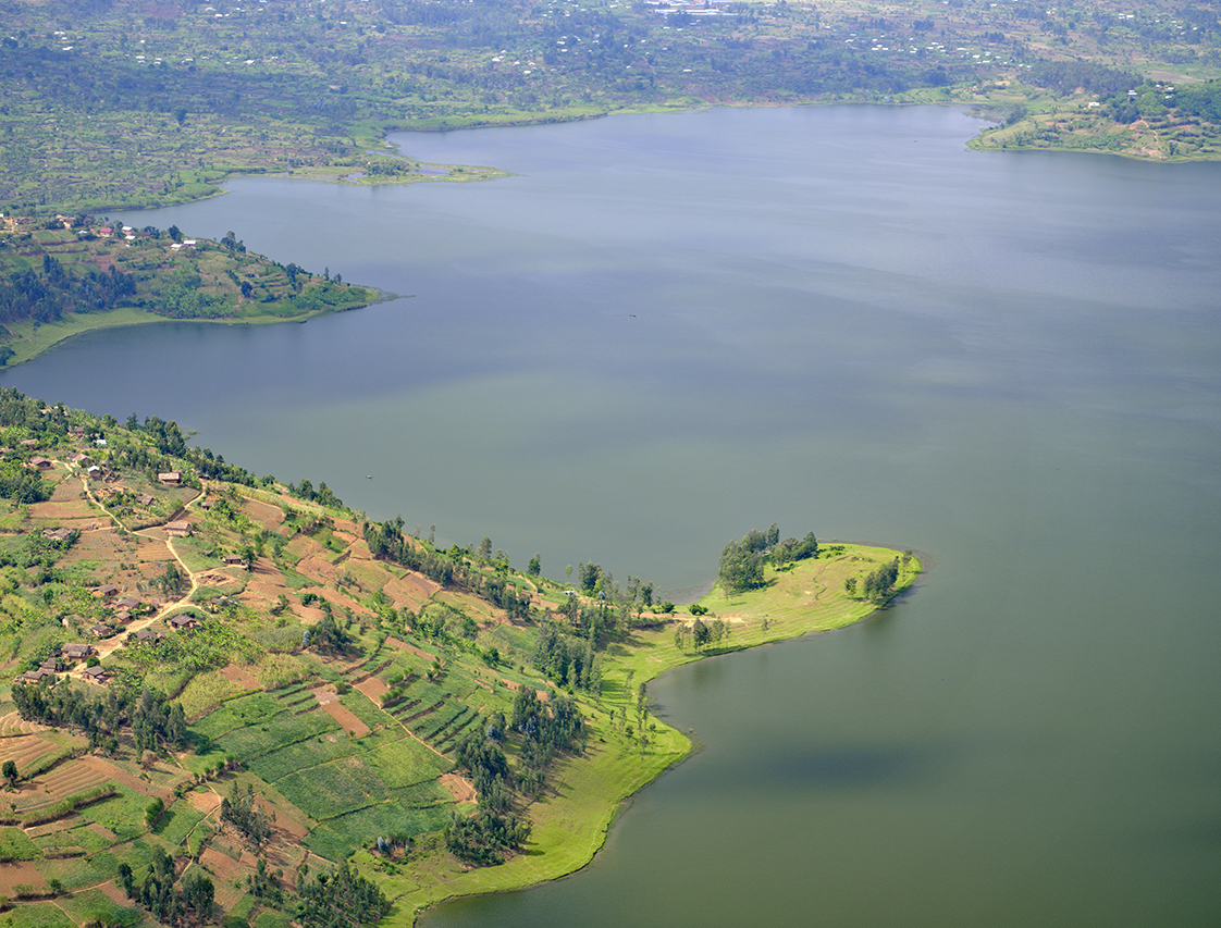 Landschaft in Ruanda aus dem Helikopter fotografiert bei Tageslicht und Sonnenschein