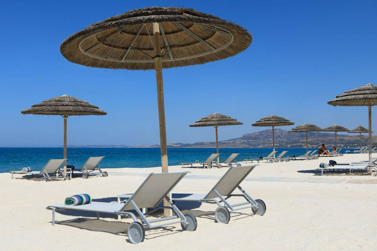 Blick auf den Strand des Luxushotels Verdura Resort in Sizilien Italien