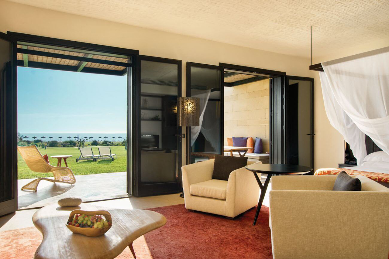 Blick in die Suite mit Meerblick und auf den Strand des Luxushotels Verdura Resort in Sizilien Italien