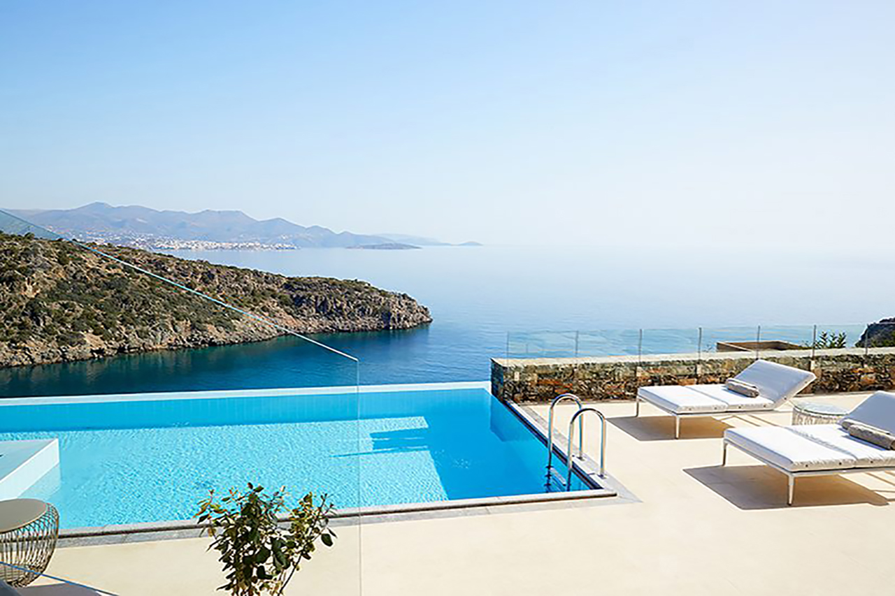 Blick auf die Bucht die Bucht des Luxushotel Daios Cove auf Kreta in Griechenland